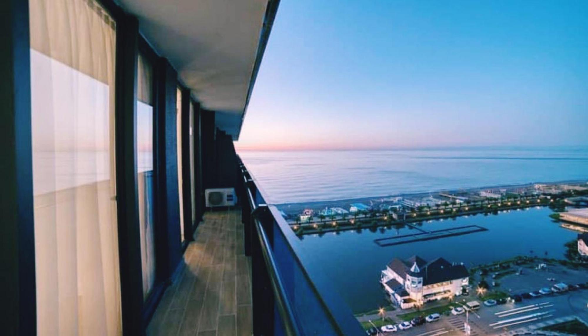 Delux Sea View Aparthotel In Orbi City Batumi Eksteriør billede