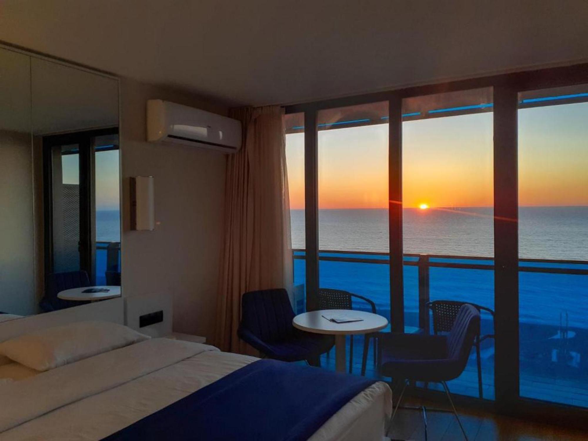 Delux Sea View Aparthotel In Orbi City Batumi Eksteriør billede