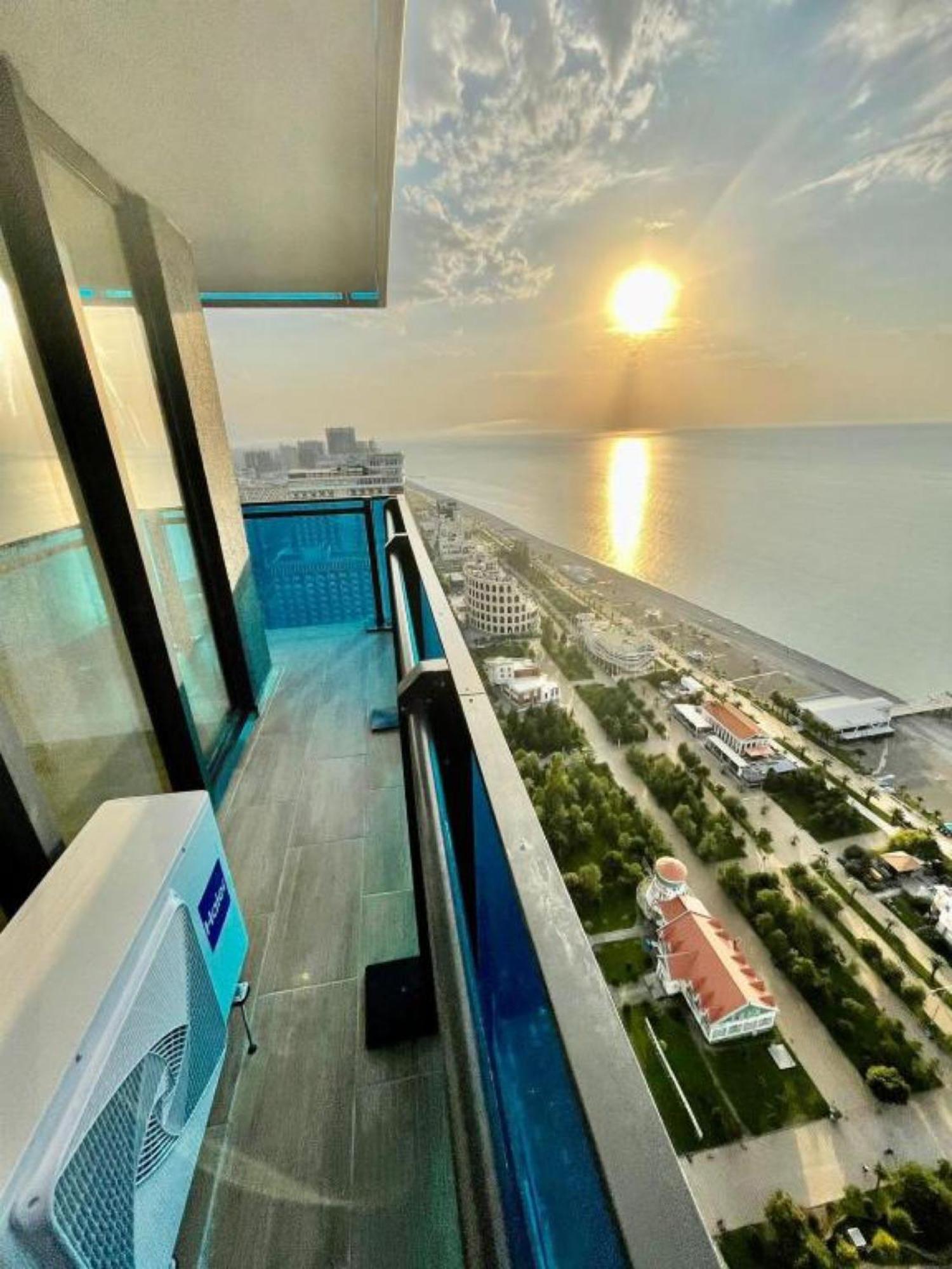 Delux Sea View Aparthotel In Orbi City Batumi Eksteriør billede