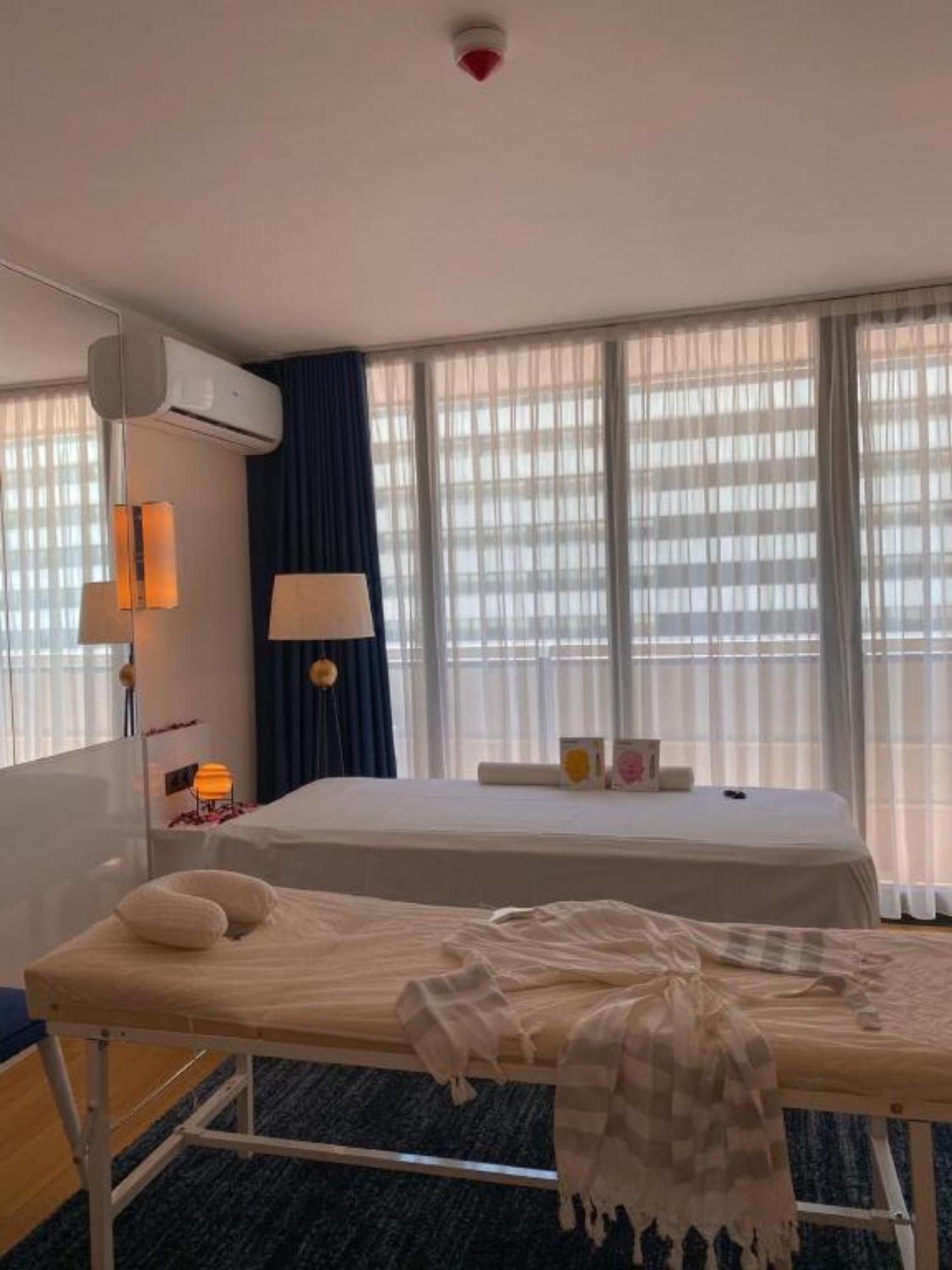 Delux Sea View Aparthotel In Orbi City Batumi Eksteriør billede